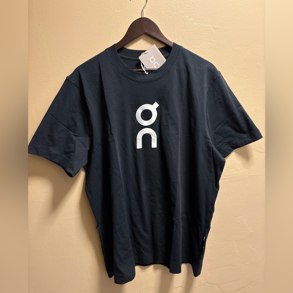 Nwt on cloud men’s graphic tee